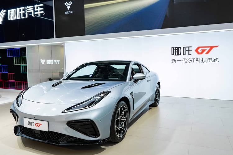 佛山328哪吒汽车在智能汽车领域的表现，领途汽车在新能源汽车市场中的影响力